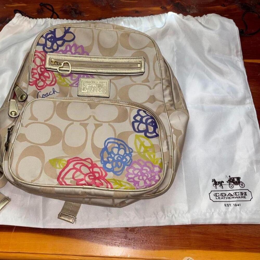 Coach Poppy Signature Backpack 2009-2011 great condition - Picture 3 of 7